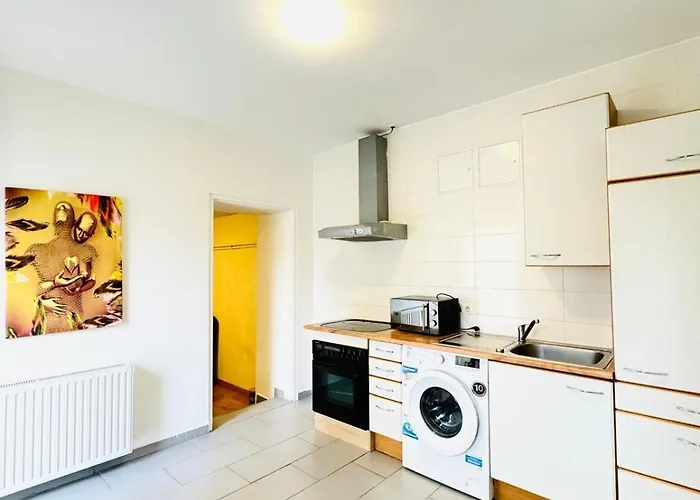 Comfortable 2br With Living In For Long Viyana