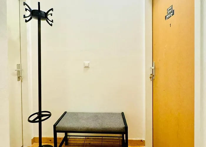 Comfortable 2br With Living In For Long Viyana
