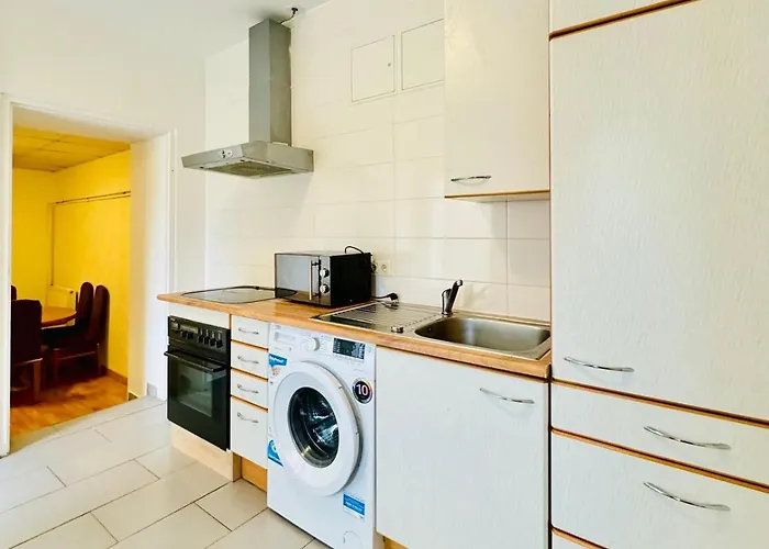Comfortable 2br With Living In For Long