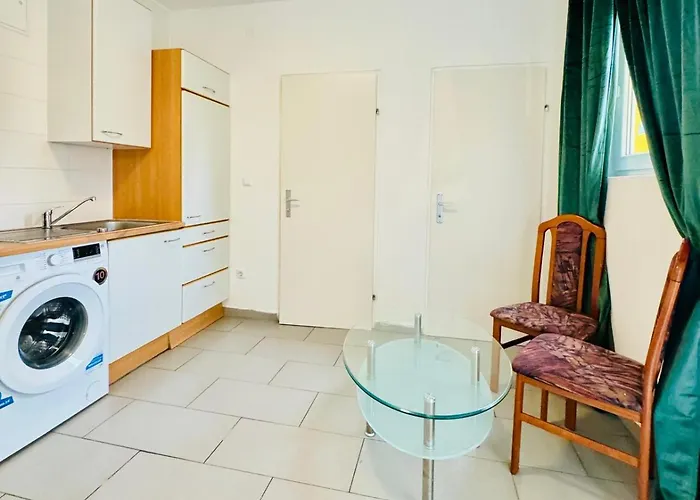 Comfortable 2br With Living In For Long